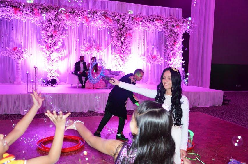 2ID - BUBBLE SHOW FOR INDIAN WEDDING