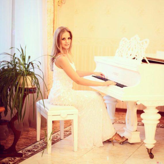Female pianist in Dubai