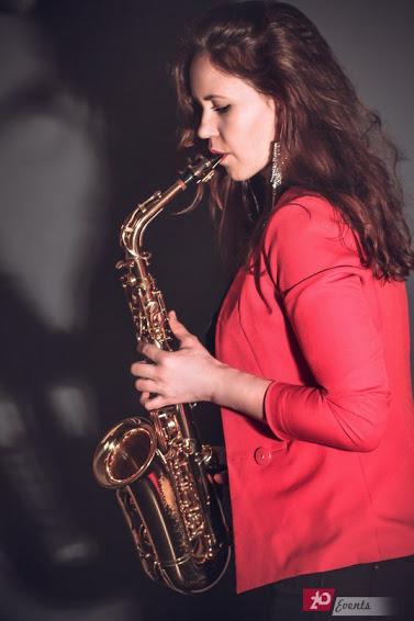 Female sax player in Dubai