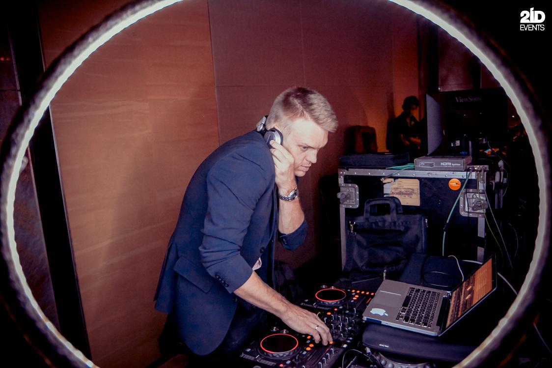 2ID - DJ FOR THE CORPORATE EVENT