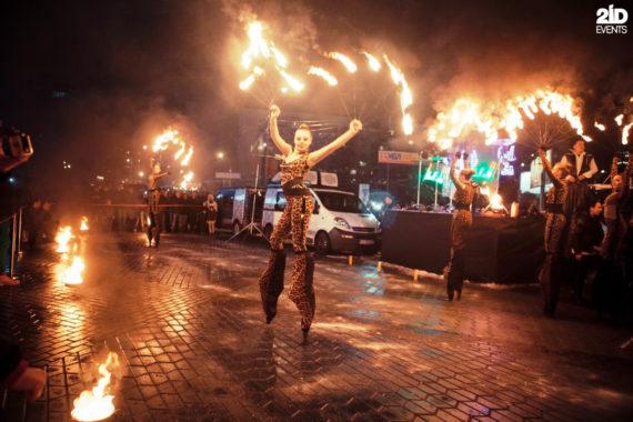 Stilt walkers fire show in Dubai